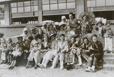 876682 Groepsportret van spelers uit het gemeenschapsspel 'Omnis Terra', geschreven door priester-dichter Jacques ...